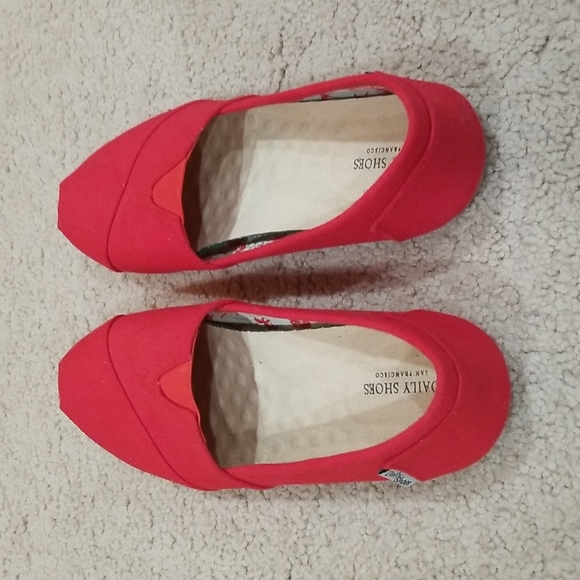 Red Canvas Slip-on Shoes Size 8.5 - Picture 5 of 6